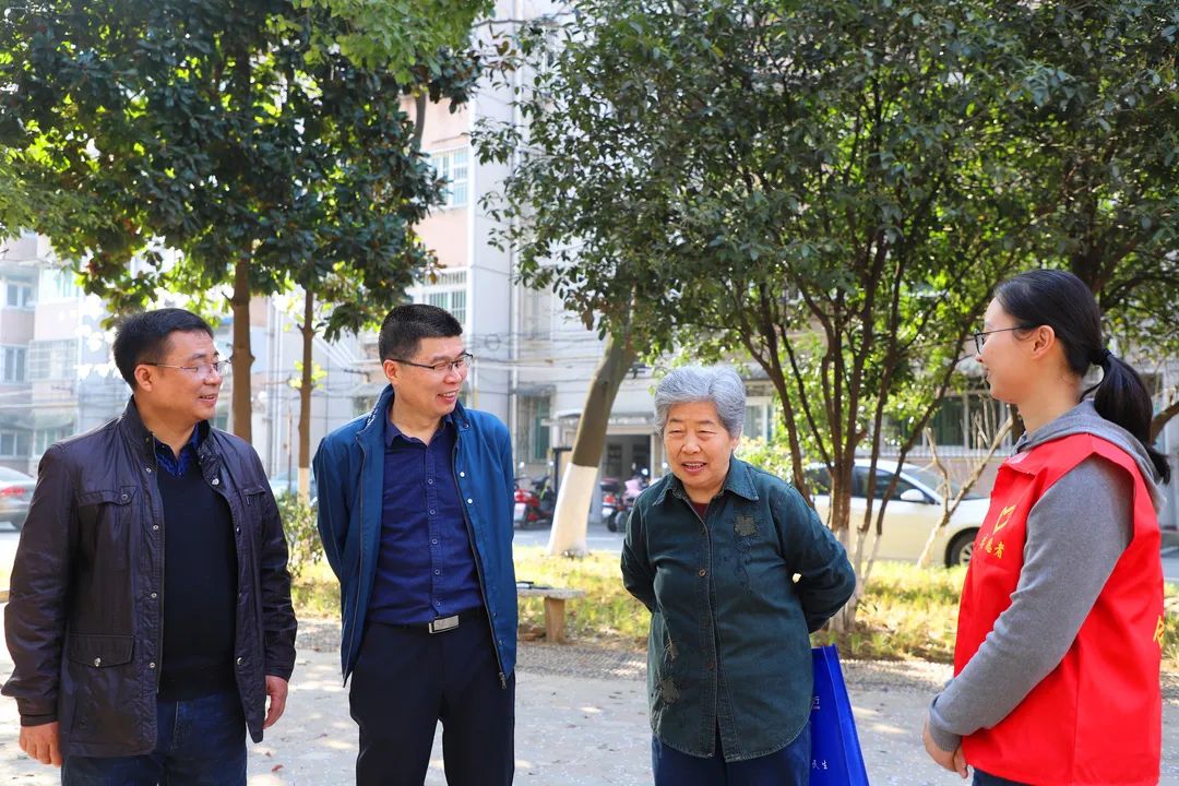 尊龙凯时青年进社区 雷锋精神代代传——尊龙凯时团委组织开展便民自愿效劳运动 - 安徽尊龙凯时有限责任公司